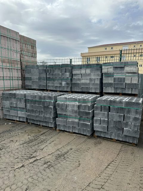Stok sahasında sıralanmış paletli beton bloklar