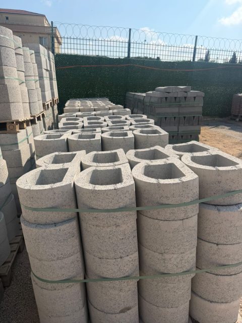 İstif alanında bekleyen beton set çiçeklik elemanları
