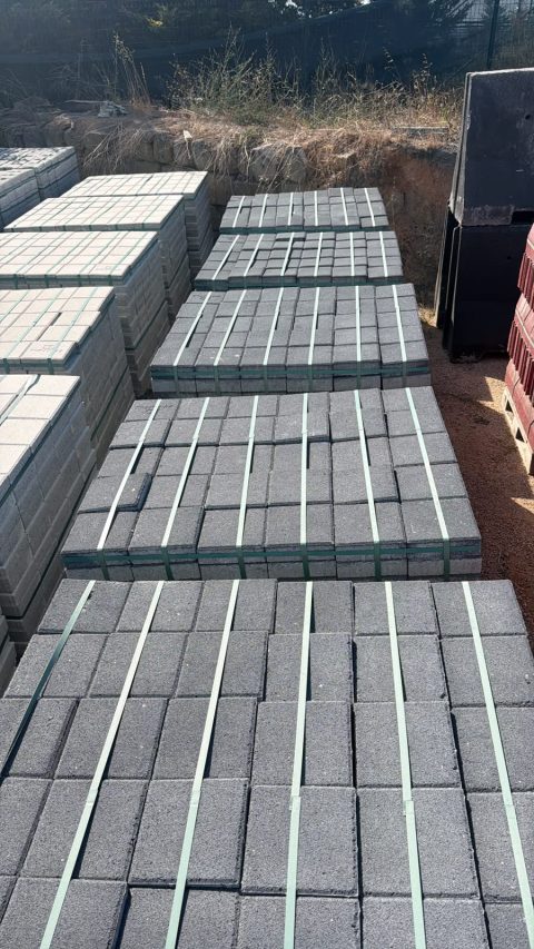 Paletler hâlinde istiflenmiş beton sınır bordürleri